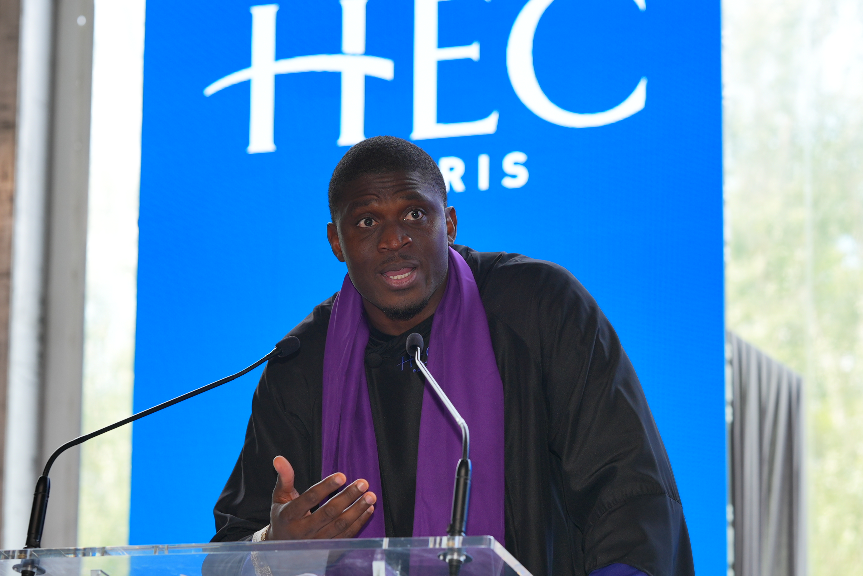 Orateur de promotion (valedictorian) du MBA HEC Paris, partageant les leçons de résilience, d’équipe et de responsabilité.